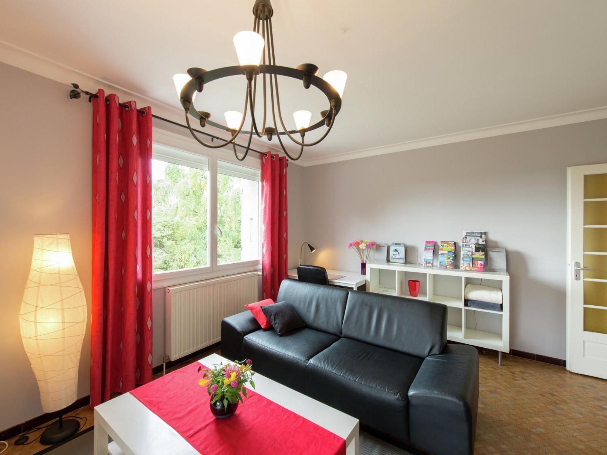 Modern Vacation Home With Private Garden Bathernay Exteriör bild